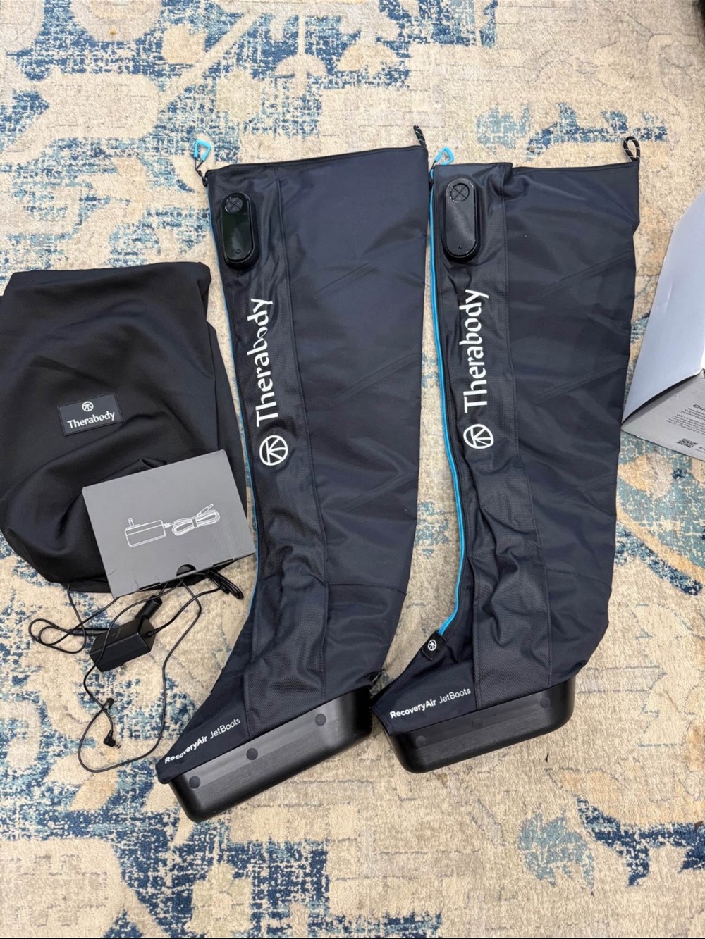 Therabody Black and Blue Men’s RecoveryAir JetBoots - Compression Boots